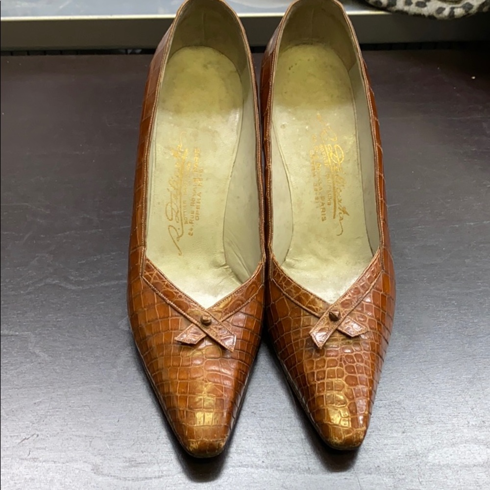 R. Delicata Alligator Pumps